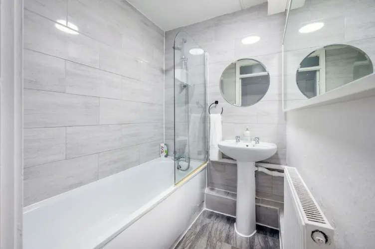 Nice 2-bed flat near earls court