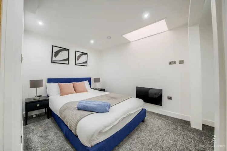 21 The Hallmark Bond St - Rhys Davis