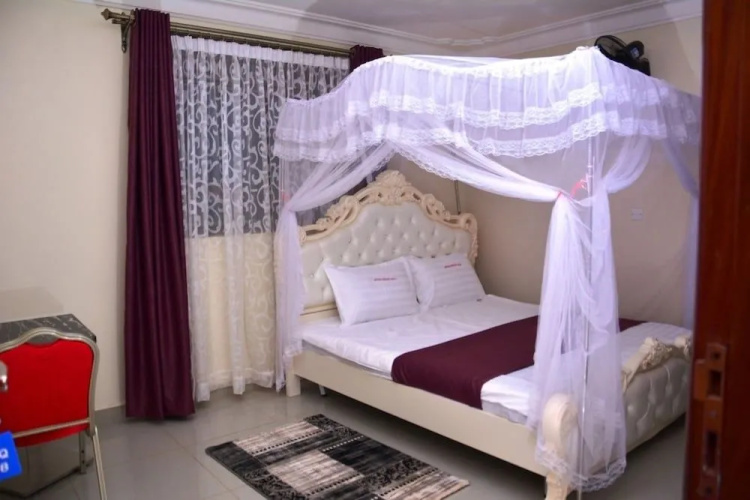 Mak-Queen Hotel