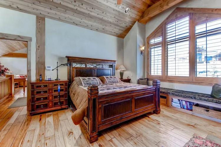 Three Peaks Mountain 5 Br home by RedAwning