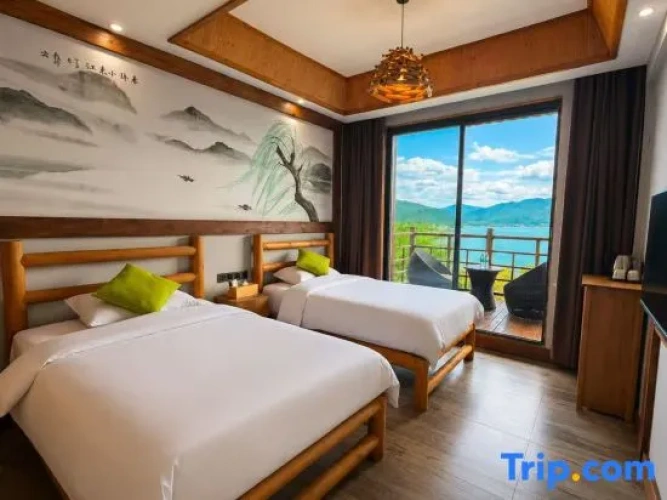 Standard Twin room with view