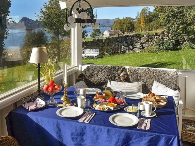 Family Oasis With Lake View-by Traum