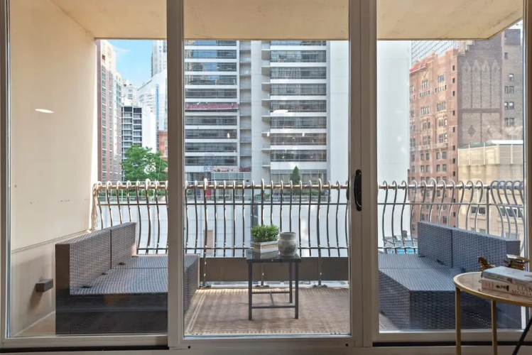 Near Riverwalk 2BR Private Balcony Downtown