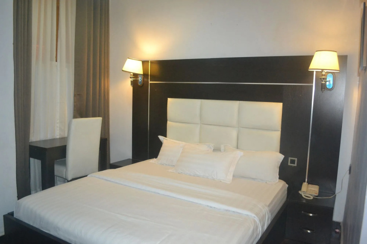 Mac Dove Lounge & Suites ltd