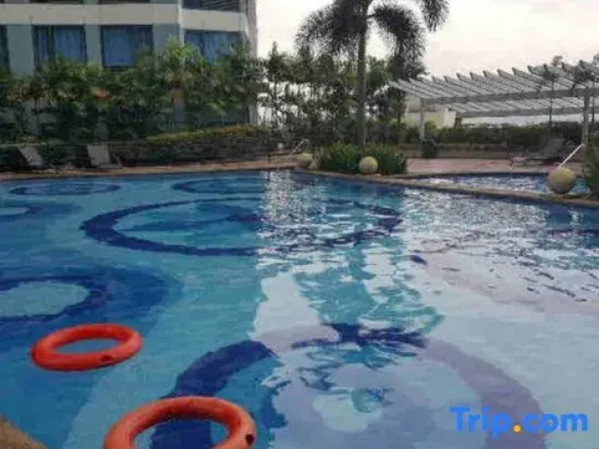 Stunning Suite 10 Steps from Eastwood Mall