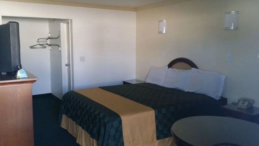 Desert Mirage Inn & Suites