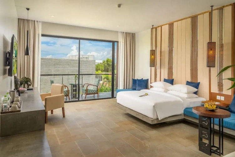 Suite with balcony and with pool view