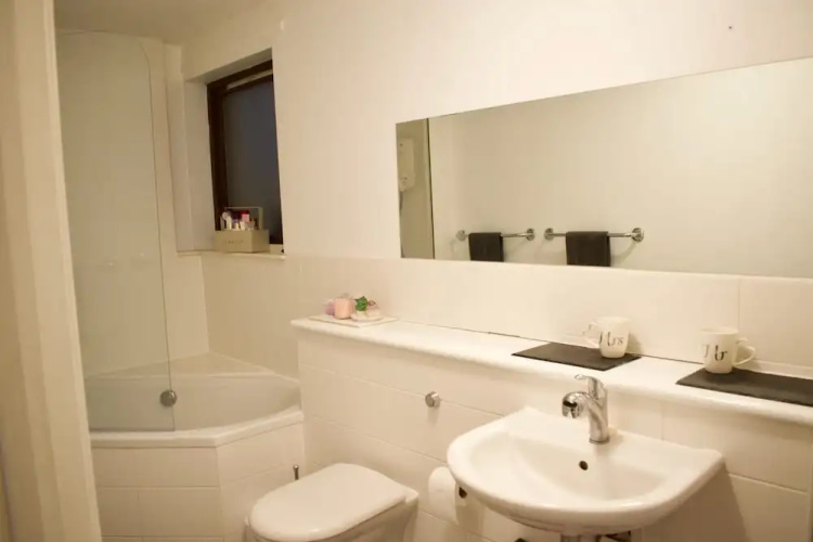 2 Bedroom Central Apartment by Leith Walk