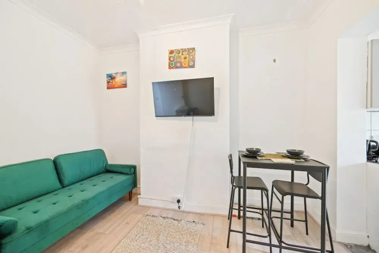 2-bed - Sleeps 4 - With Garden