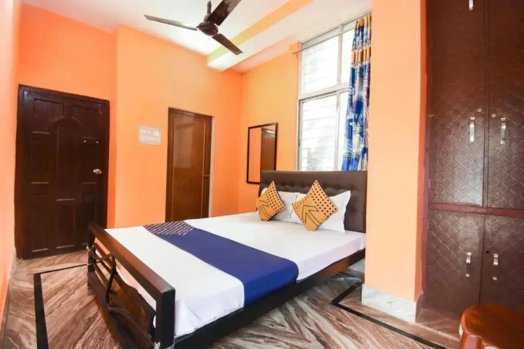 Petals Residency by OYO Rooms