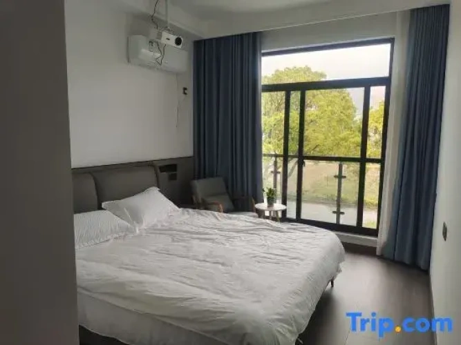 6 Bedrooms Villa