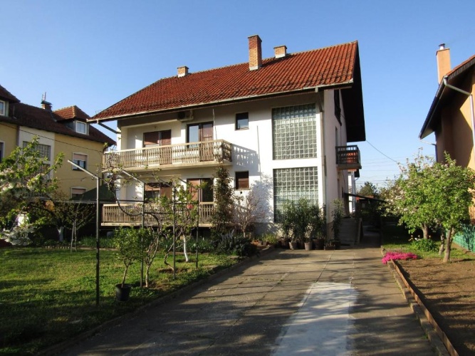 3 Bedrooms Apartment
