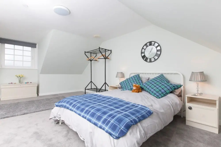 Comfortable 3 Bedroom Top Floor Flat in Old Town