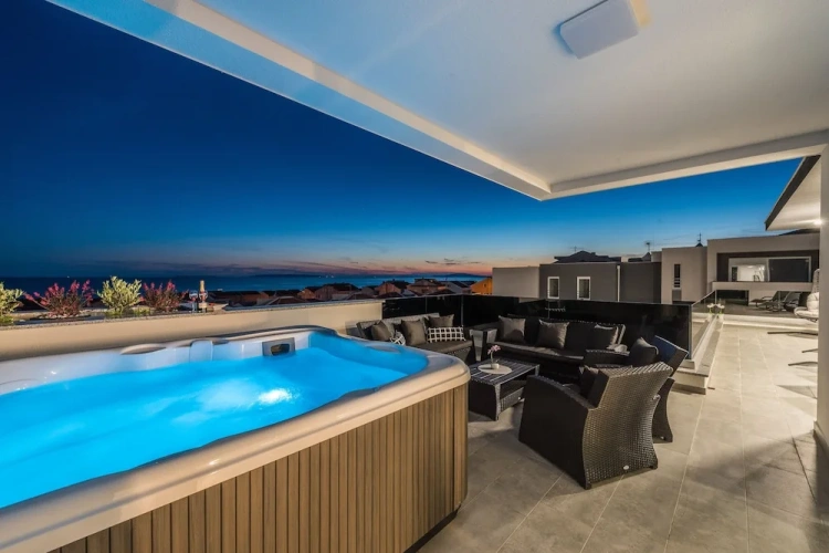 4 Bedrooms Apartment with sea view