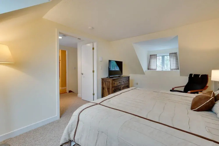 Sunny Stratton Townhome ~ 1 Mi to Skiing!