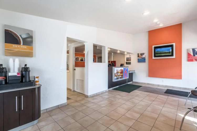 Travelodge by Wyndham Lansing