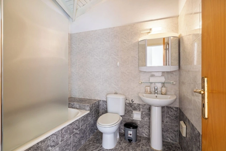 4 Bedrooms Comfort Cottage with balcony and with city view