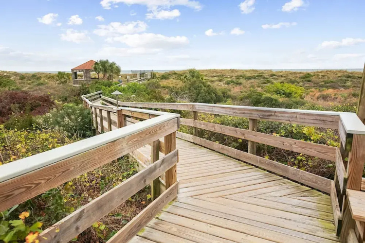 Seaside Haven Stylish Condo 3 Pools New Rental