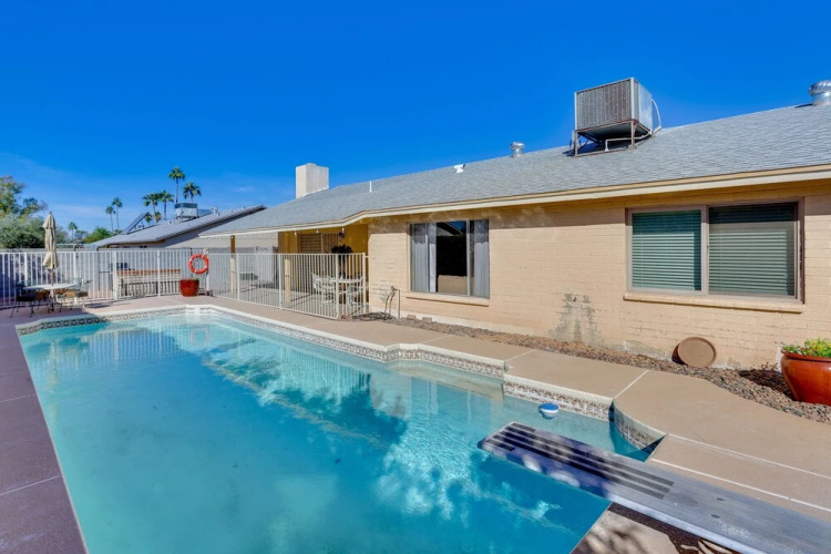 Pool, Patio & Fireplace: Glendale Oasis!