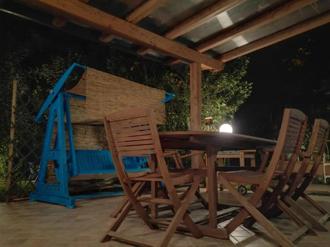 Appartamento con veranda, giardino e piscina