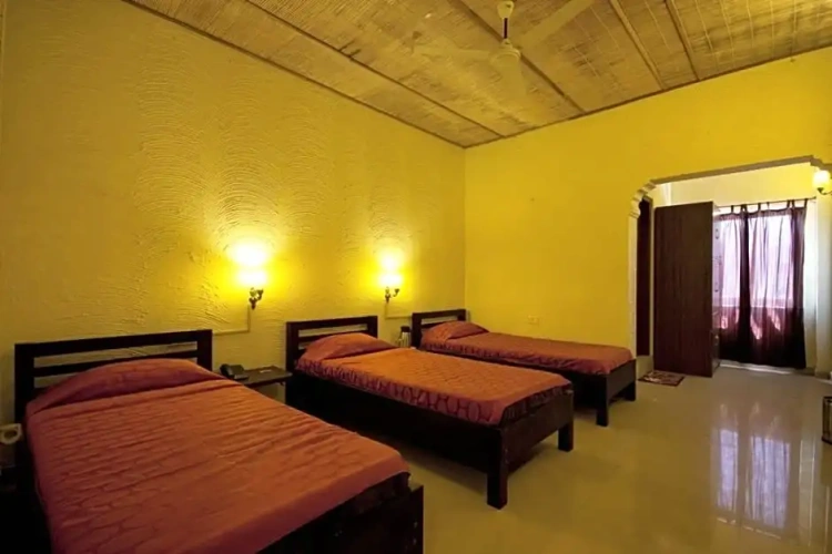 Standard Triple room