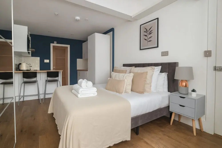 Modern Studio Flat in Hammersmith