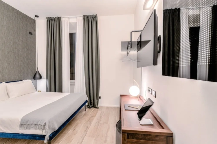 Deluxe room with balcony and with city view