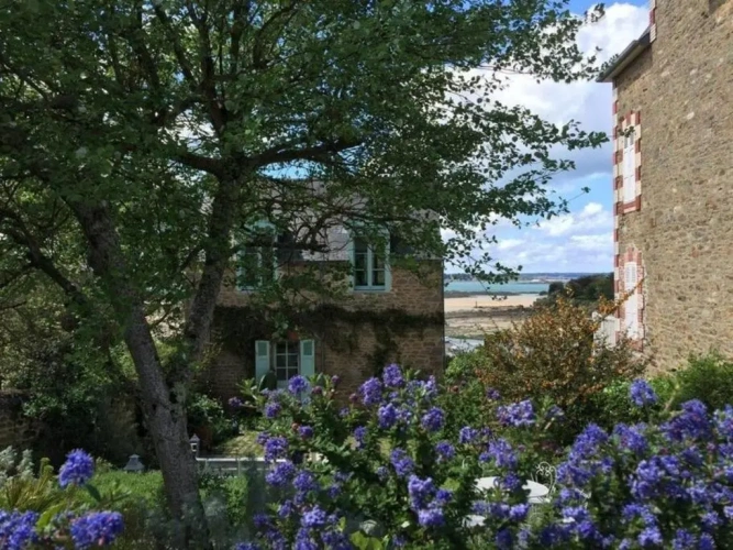 4 Bedrooms Cottage