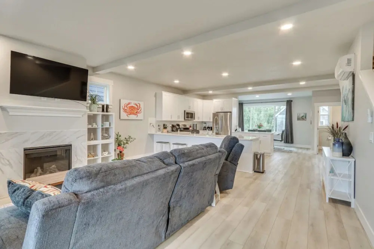 Columbia River Views: Spacious Hammond Getaway!