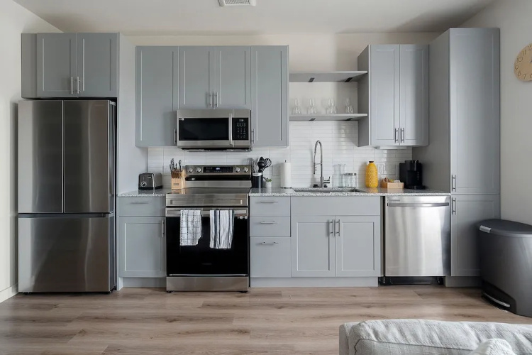 Sky-high Comfort 1BR Gym Pool Pet Friendly
