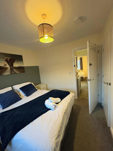 Spacious 3-bed House - Sleeps 8, Garden & Parking