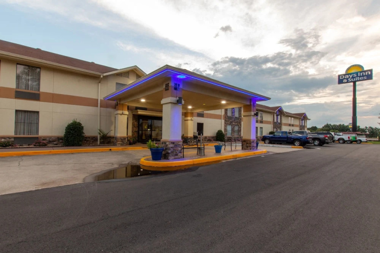 Days Inn & Suites Commerce