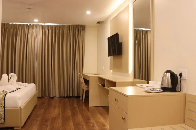 Deluxe Double room with city view