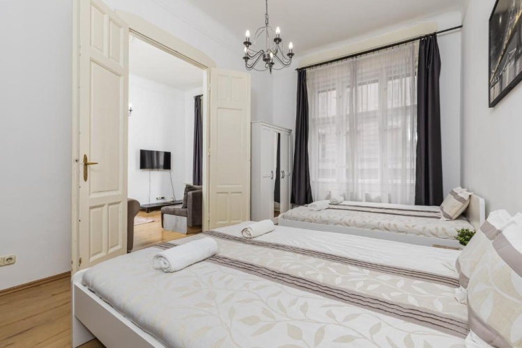 4 Bedrooms Apartment