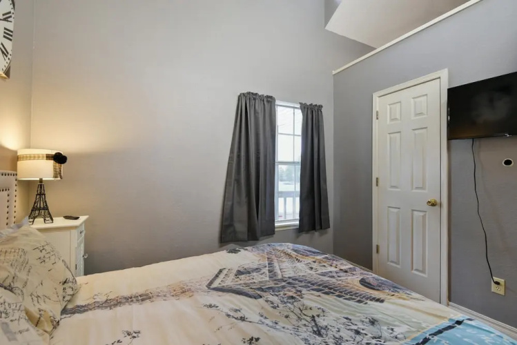 Memory Maker Condo - Great Location - Updated - Walk to Restaurant and Store!