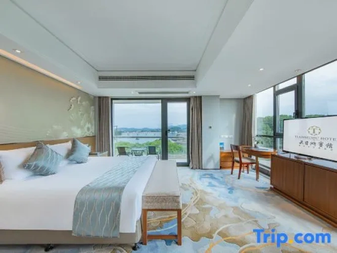 1 Bedroom Suite with lake view