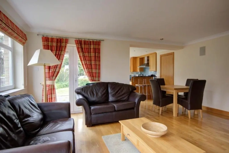2 Bedrooms Apartment