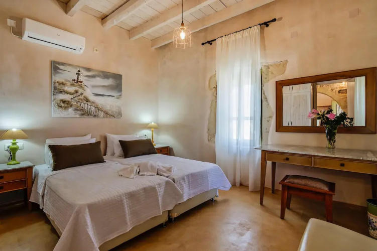 Holiday House, Castellos