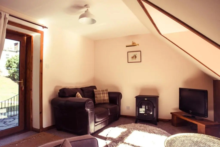 Charming 2 bedroom cottage with free parking.