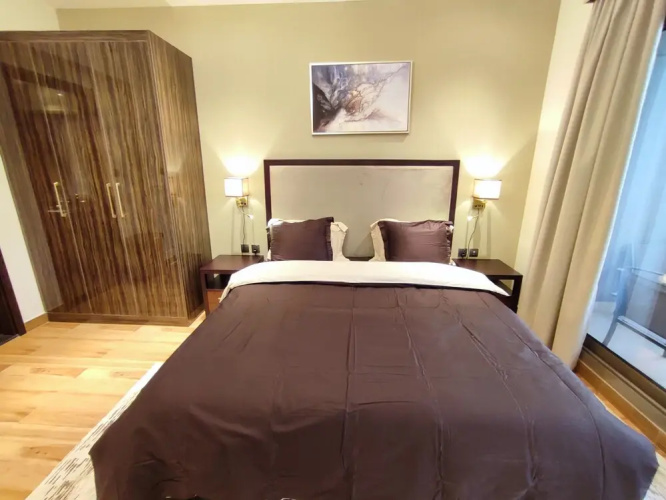 SuperHost - Downtown Apartment With Charming Park Views