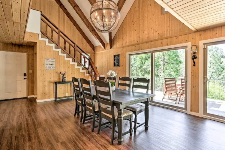 Spacious Lake Arrowhead Cabin w/ Jacuzzi Spa!