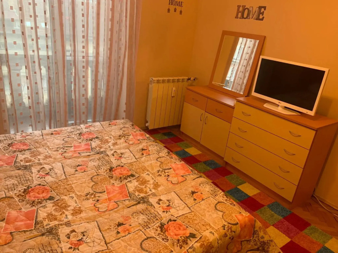 Fantastic 2 Bedroom Apartment - Top Center