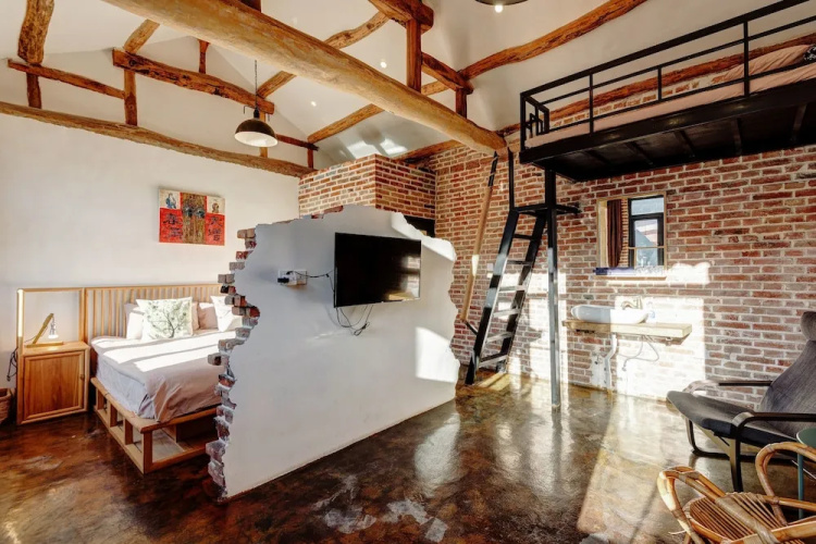 Yi Jing. Escape Split House