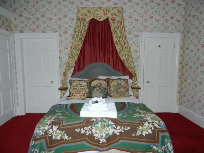 Circus House Apartment