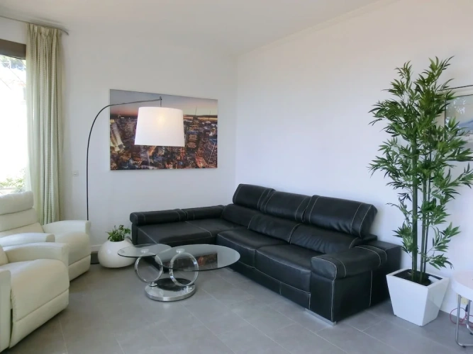 6 Bedrooms Villa