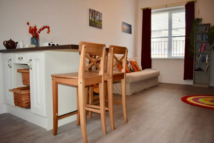 Central 1 Bedroom Apartment With Lively Decor