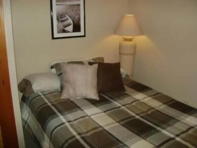 5 Bedrooms Standard Family room with lake view