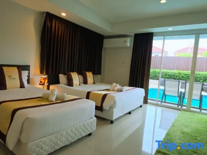 Deluxe room with pool view