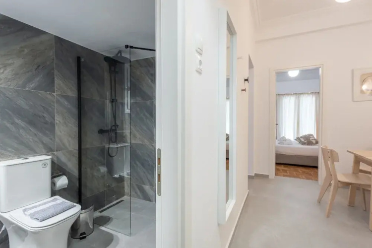 Fresh 2 Bdrm Apt in Koukaki