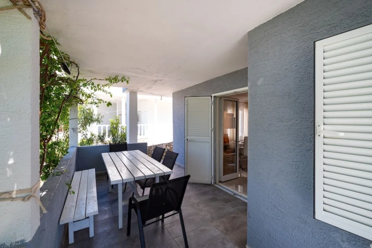 2 Bedrooms Apartment with balcony and with garden view